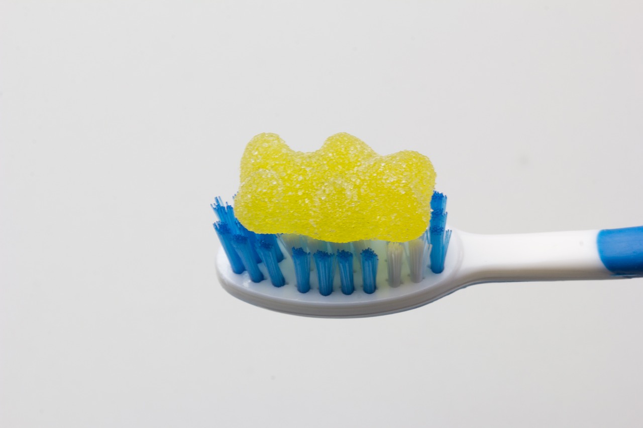 歯が部分的に白いけどホワイトニングが効いている証拠？近年話題になっている脱灰(だっかい)とは。